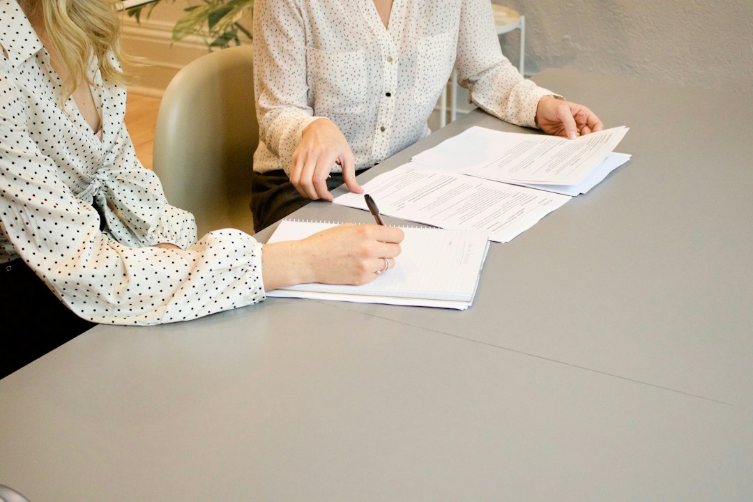 Examen et signature de documents à portée juridique