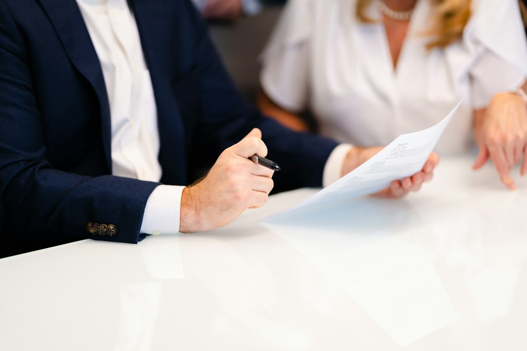 Échange autour de documents lors d’une réunion professionnelle