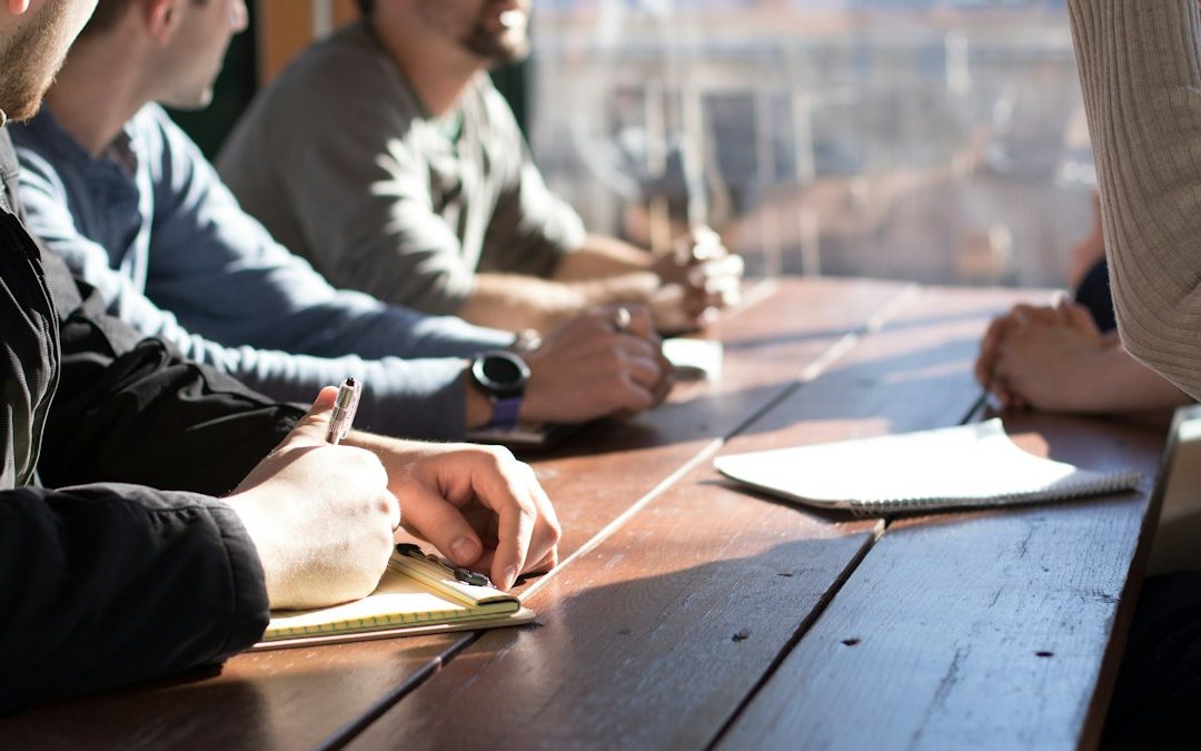 Réunion de CSE autour de documents de travail